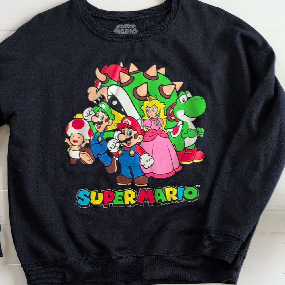 Nintendo Women's M Black Pullover Crewneck Sweatshirt Super Mario Graphic